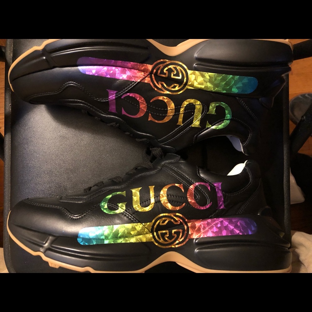 Gucci leather sneaker Men’s size 9 (Like new)